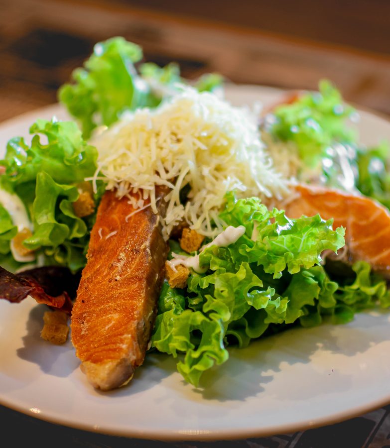 Ensalada con salmón a la plancha