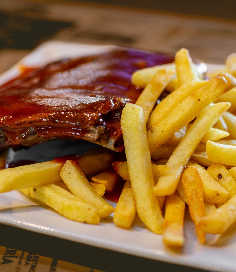 Costillar BBQ a la parrilla con papas fritas