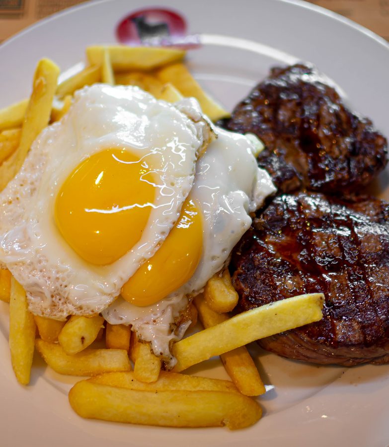 Corte de carne a lo pobre con huevo y papas fritas
