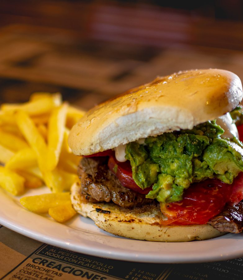 Sándwich churrasco con papas fritas