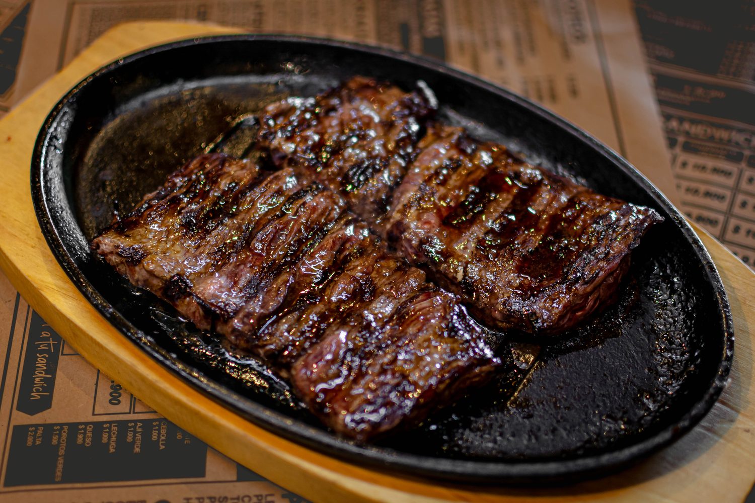 Cortes de carne a la parrilla sobre las brasas