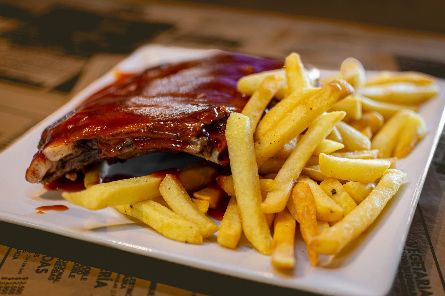 Costillar BBQ a la parrilla con papas fritas