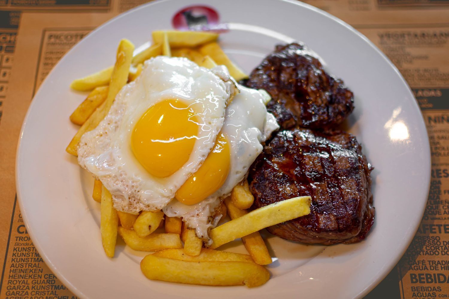 Corte de carne a lo pobre con huevo y papas fritas