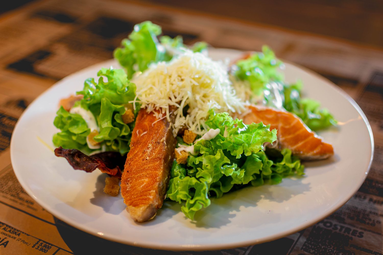 Ensalada con salmón a la plancha