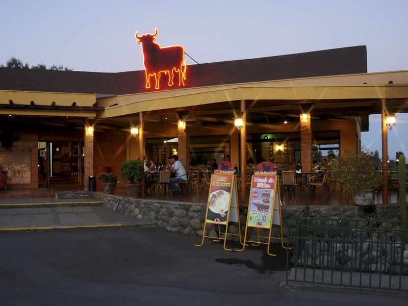 Fachada de Los Ganaderos a un costado de la Ruta 5 Sur