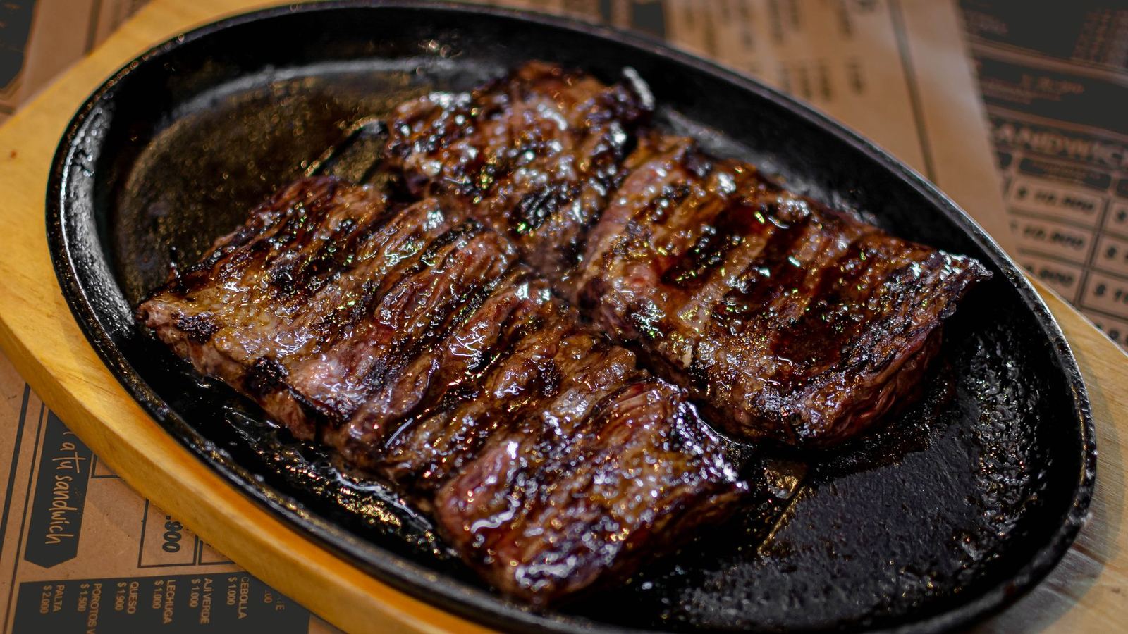 Cortes a la parrilla sobre las brasas en Los Ganaderos